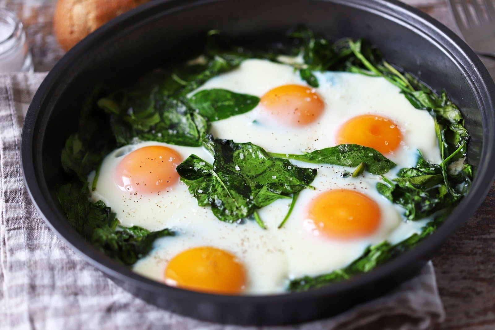 Spinach and eggs, food sources of lutein